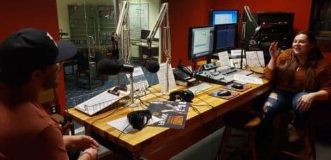 卡桑德拉·穆尔在位于霍华德J的WNJR电台主持她的广播节目. Burnett Center.